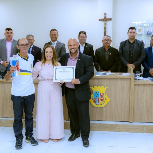 Sessão Ordinária realiza entrega de Título de Cidadã Condense à professora do município